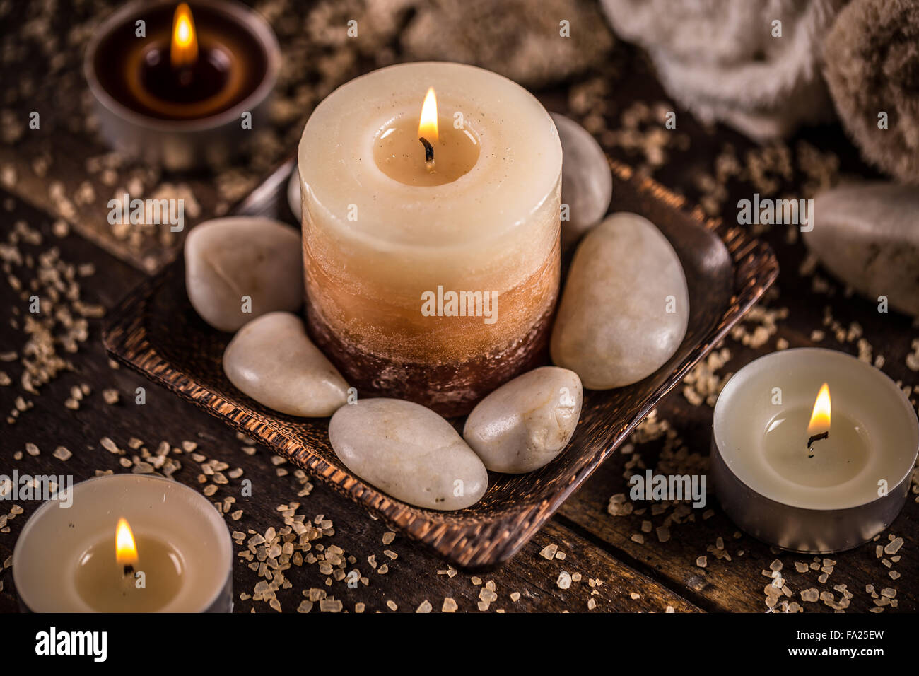 Pietre e candele aromatiche sul tavolo Foto Stock