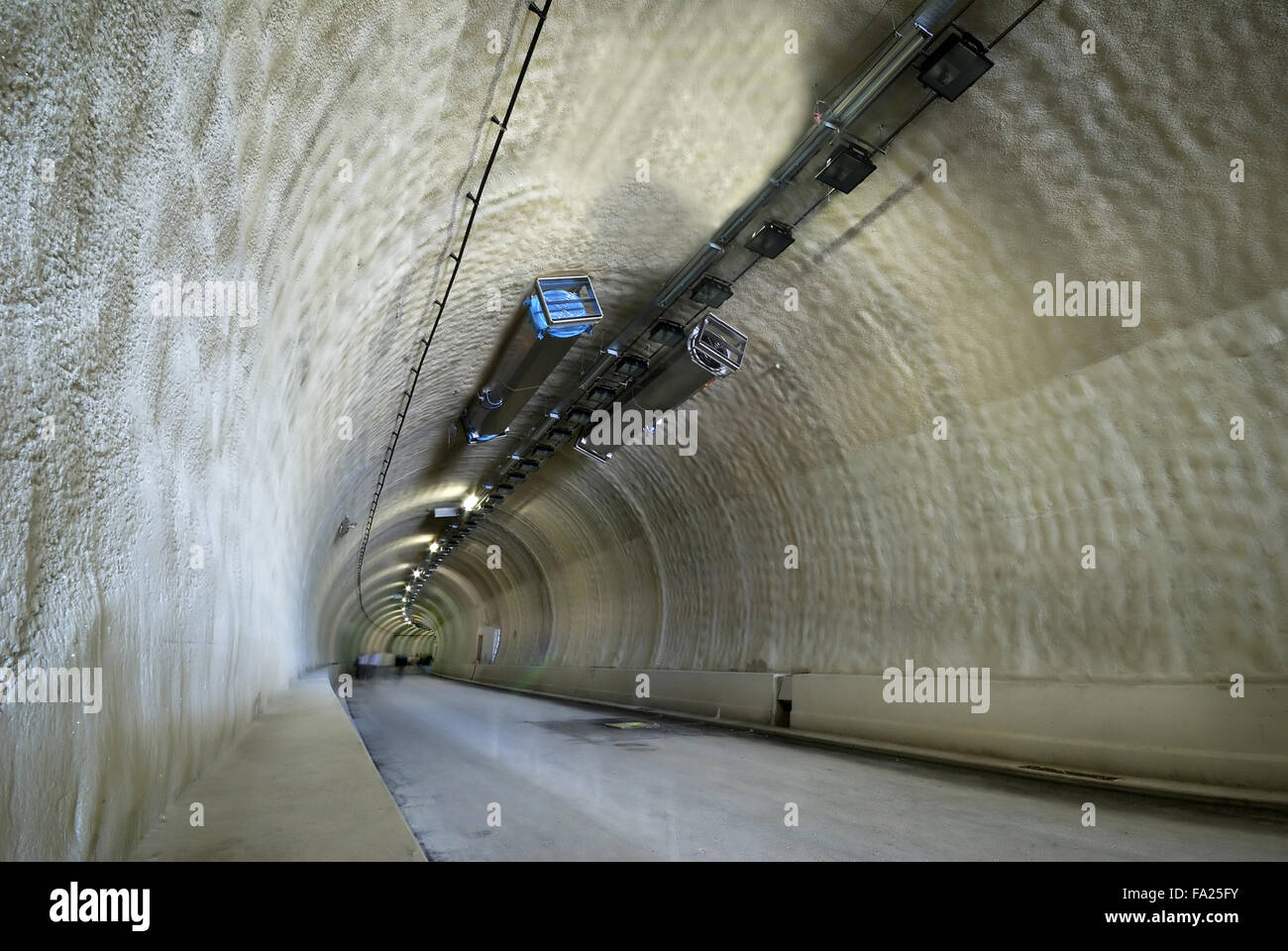 Appena finito di auto tunnel in una città urbana, senza traffico Foto Stock