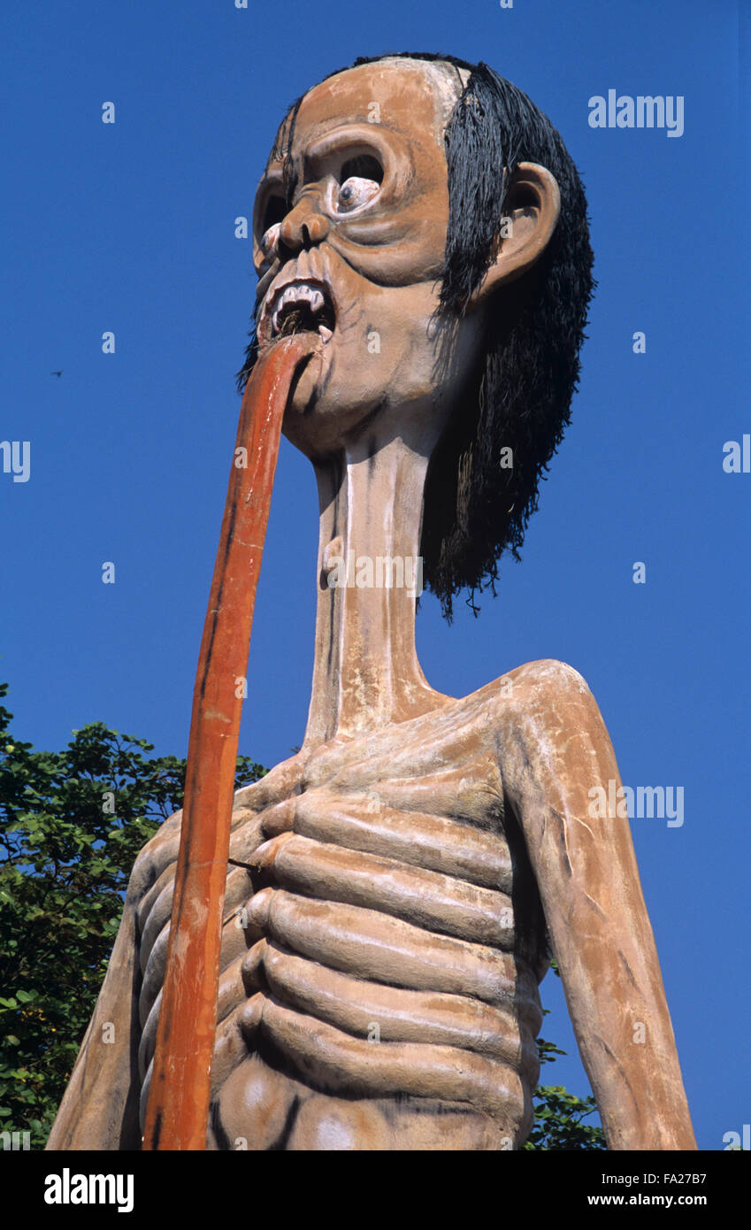 Scultura gigante di peccatore maschio. Scultura d'arte popolare di kitsch nel Giardino dell'Inferno di Wat Wang Saen Suk nei terreni del Tempio, Bang Saen, Chonburi Thailandia Foto Stock