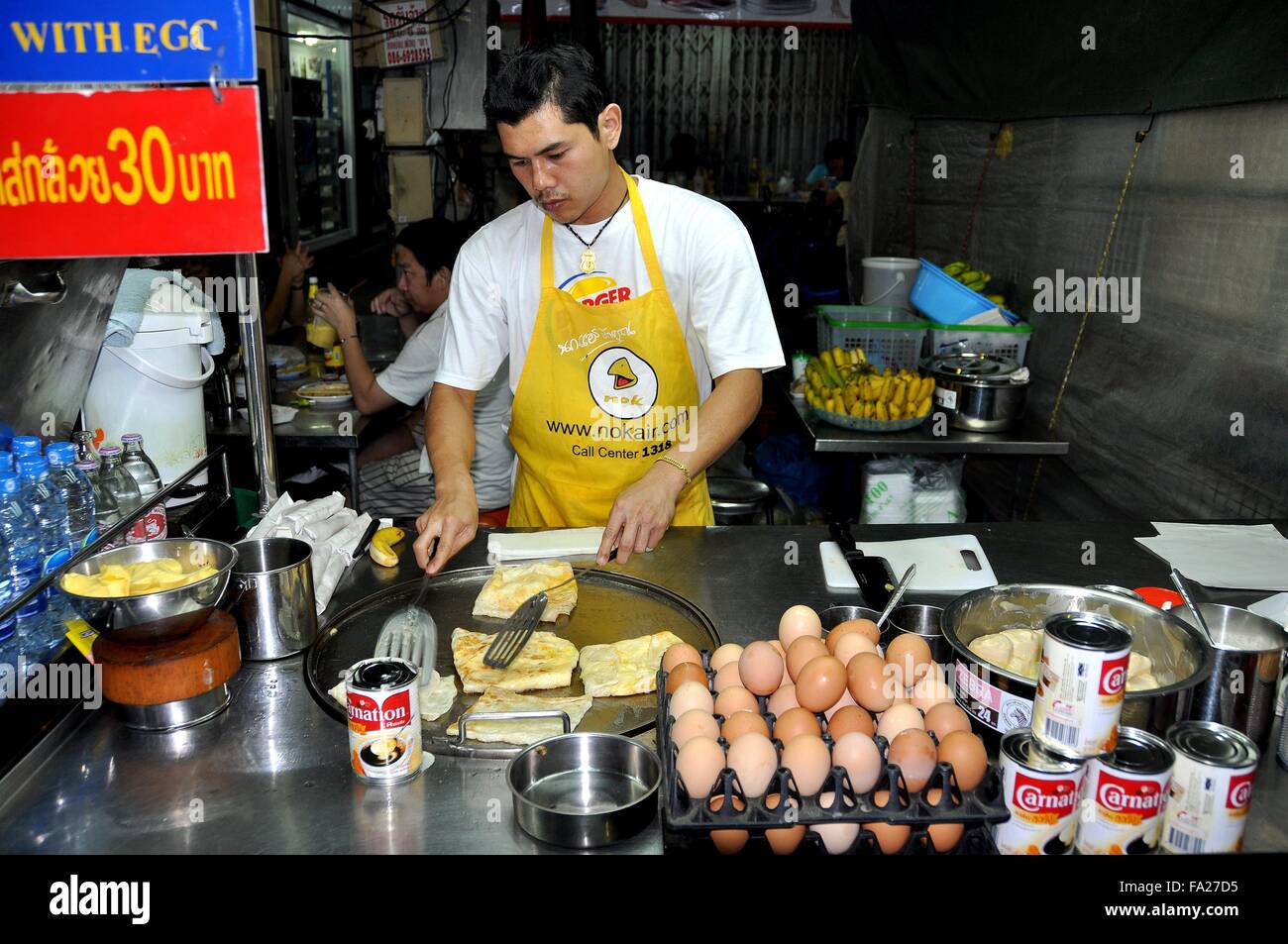 Hua Hin, Thailandia: chef Tailandese preparare uova speciali crêpes al suo stallo a Dechanuchit il Mercato Notturno Foto Stock