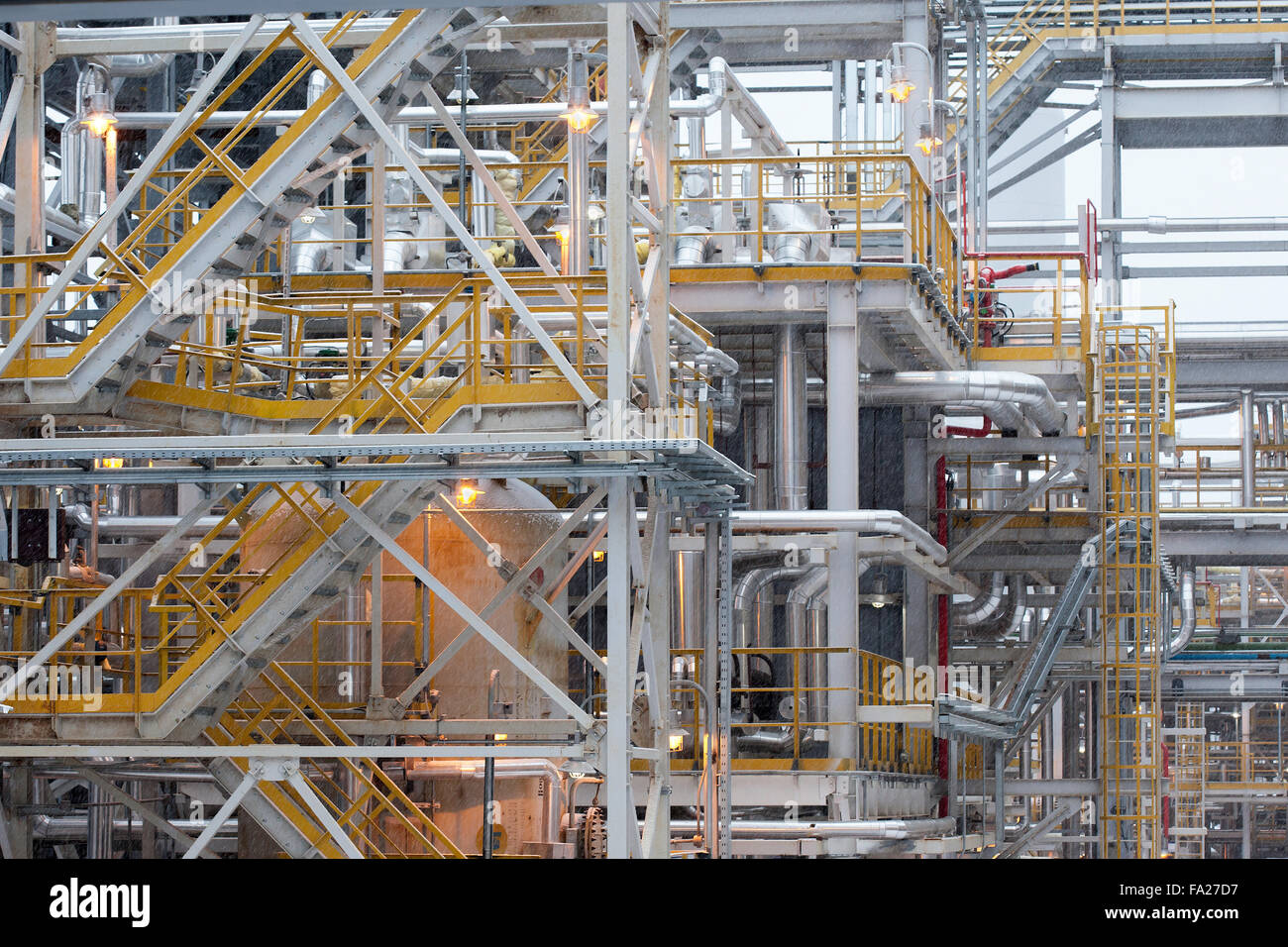 La costruzione industriale. La produzione di carburante impianto petrolchimico, di raffinazione Foto Stock