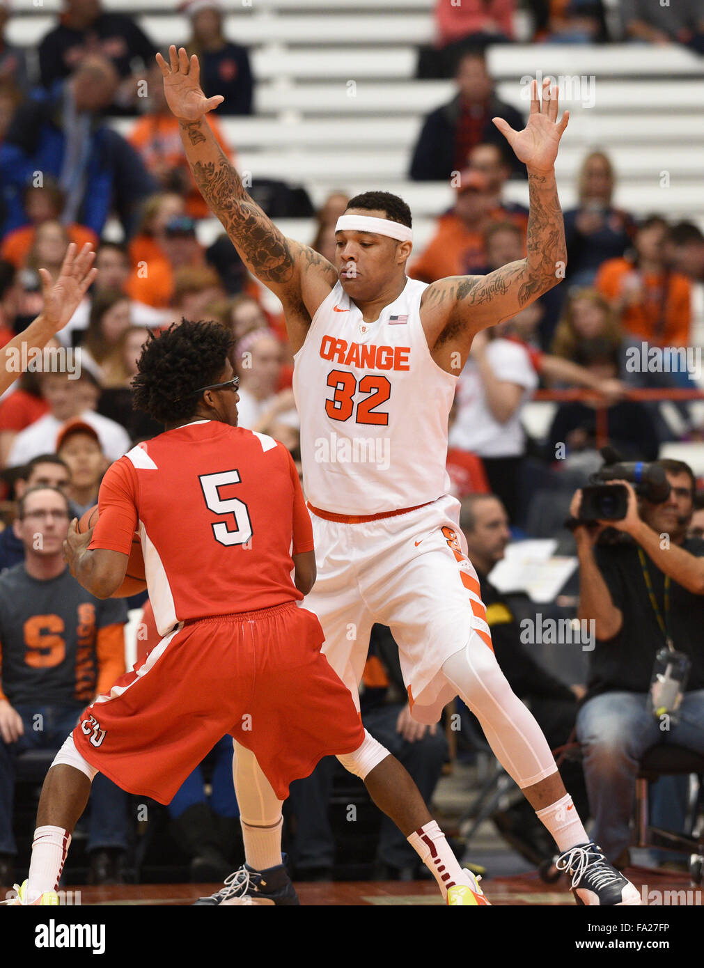 Syracuse, NY, STATI UNITI D'AMERICA. Xix Dec, 2015. Siracusa centro DaJuan Coleman (32) difende durante la prima metà del gioco. Siracusa sconfitto Cornell 67-46 al Carrier Dome in Syracuse, New York. Foto di Alan Schwartz/Cal Sport Media/Alamy Live News Foto Stock