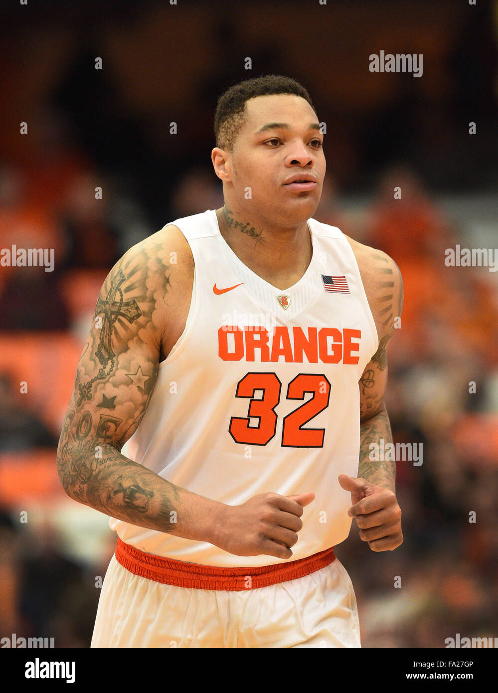 Syracuse, NY, STATI UNITI D'AMERICA. Xix Dec, 2015. Siracusa centro DaJuan Coleman (32) durante la seconda metà del gioco come Siracusa sconfitto Cornell 67-46 al Carrier Dome in Syracuse, New York. Foto di Alan Schwartz/Cal Sport Media/Alamy Live News Foto Stock