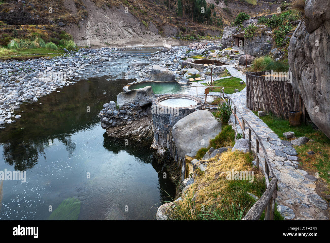 Un hot springs nel fiume di montagna Foto Stock