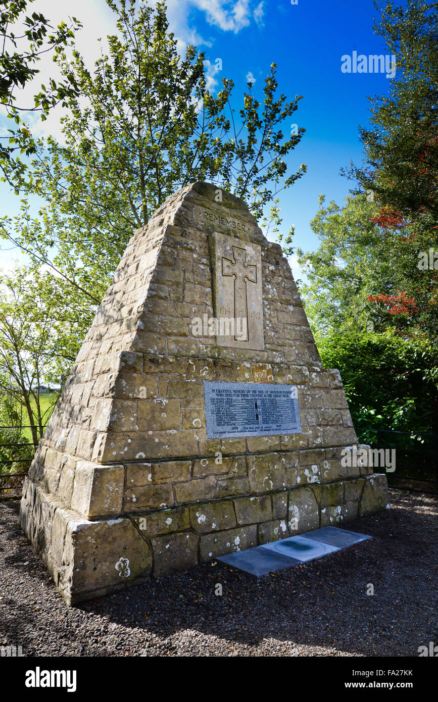 Il Villaggio War Memorial, Swinton, Berwickshire che elenca i caduti della prima e della seconda guerra mondiale Foto Stock