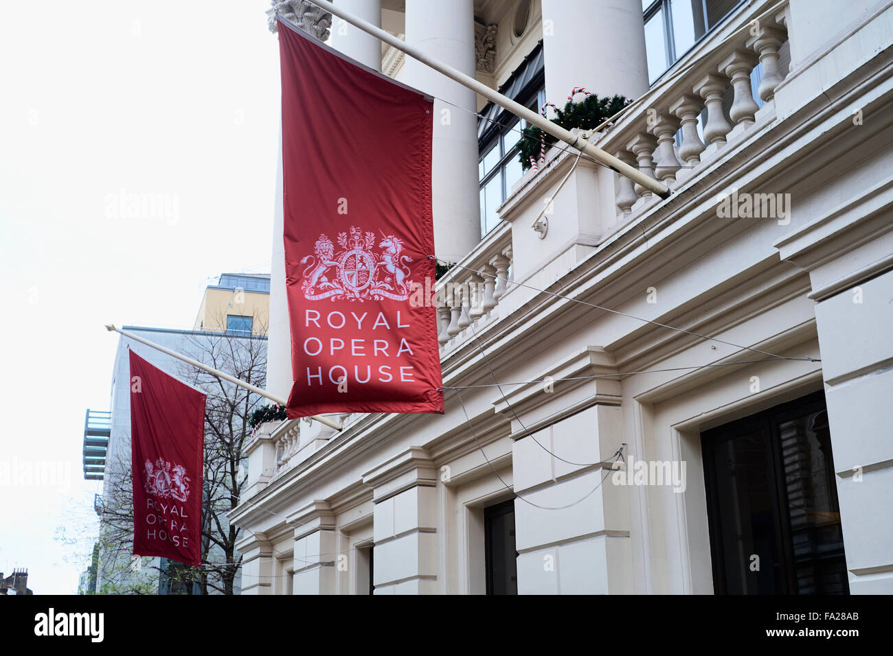 LONDON, Regno Unito - 20 dicembre: grandi bandiere rosse di fronte al Royal Opera House, raffigurante la stemma reale. Dicembre 20, 20 Foto Stock