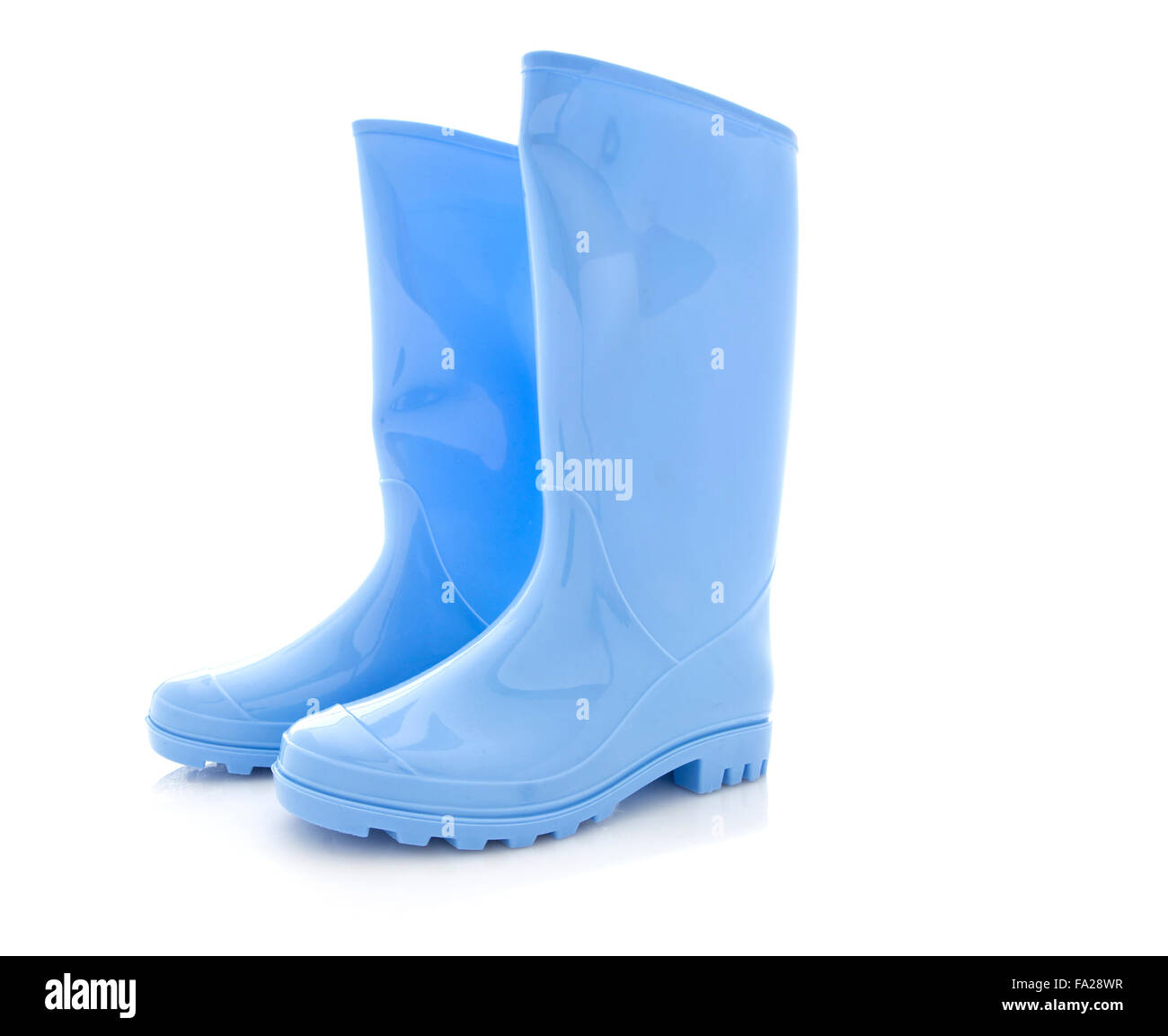 Coppia di luce blu stivali da pioggia su sfondo bianco Foto Stock