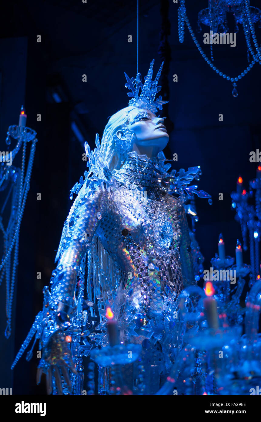 Saks, Quinta Avenue, inverno Natale la finestra di visualizzazione di una ethereal blue ice queen nella città di New York, Stati Uniti d'America 2015 Foto Stock