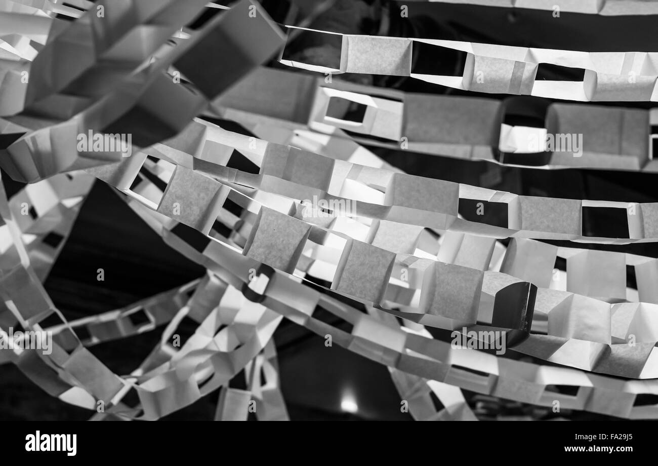 Natale paperchains appeso ad un soffitto in bianco e nero Foto Stock