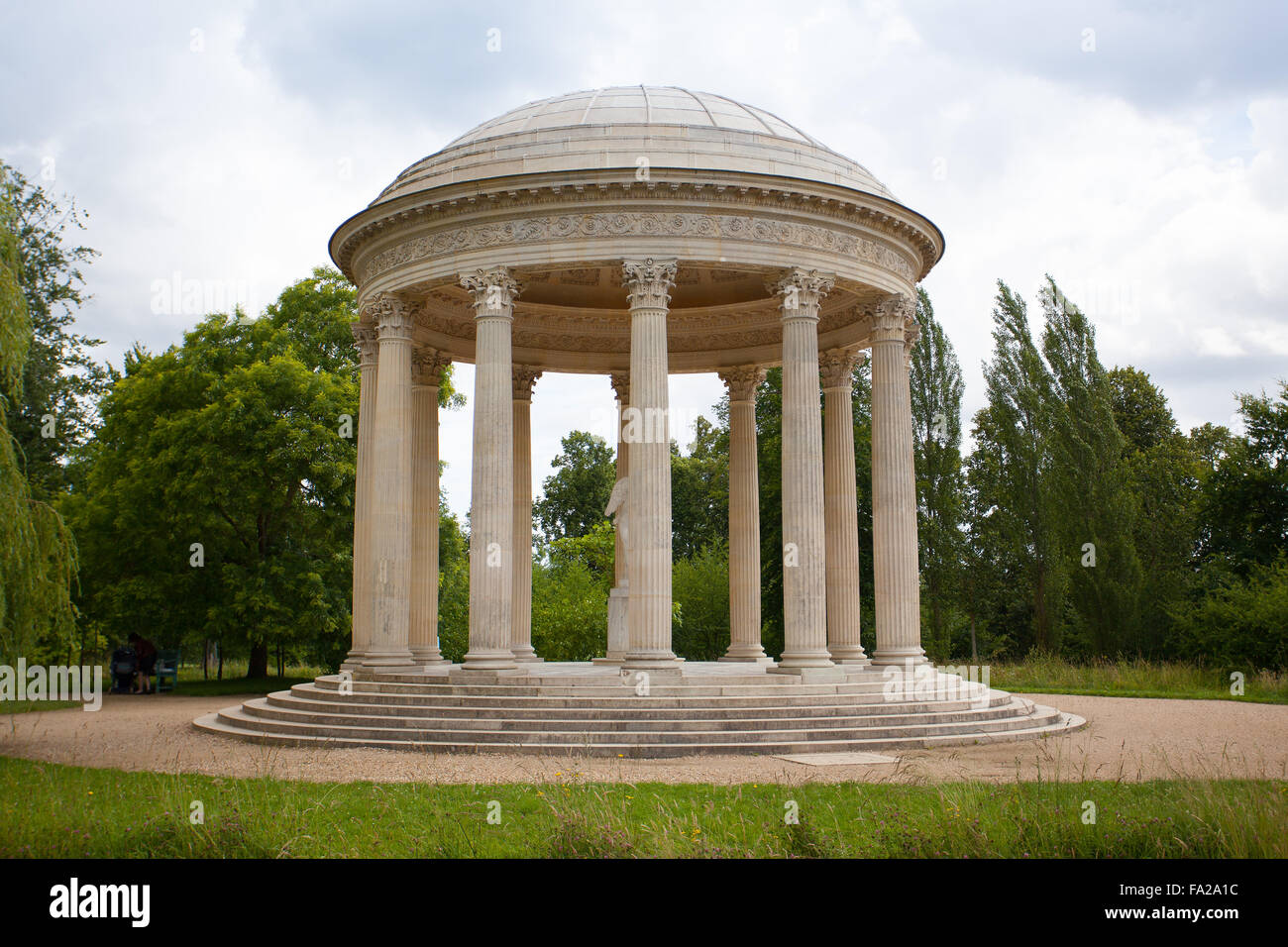 Versailles, Francia - Giugno 22,2012: Il Tempio di amore nei giardini di Trianon. Palace Versailles era un castello reale. È stato un Foto Stock