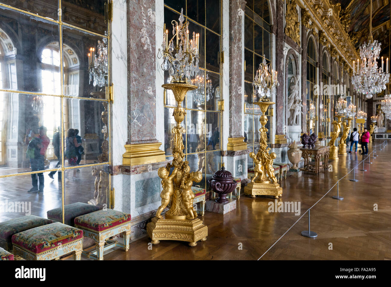 VERSAILLES Parigi, Francia - 30 Maggio: ai visitatori di ammirare la Sala degli Specchi il 30 maggio 2015 presso il Palazzo di Versailles nei pressi di Parigi, Foto Stock