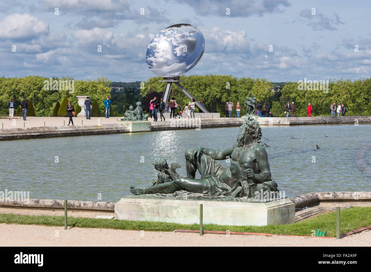 VERSAILLES Parigi, Francia - 30 Maggio: i visitatori in Garden Palace Versailles con la statua e stagno Foto Stock