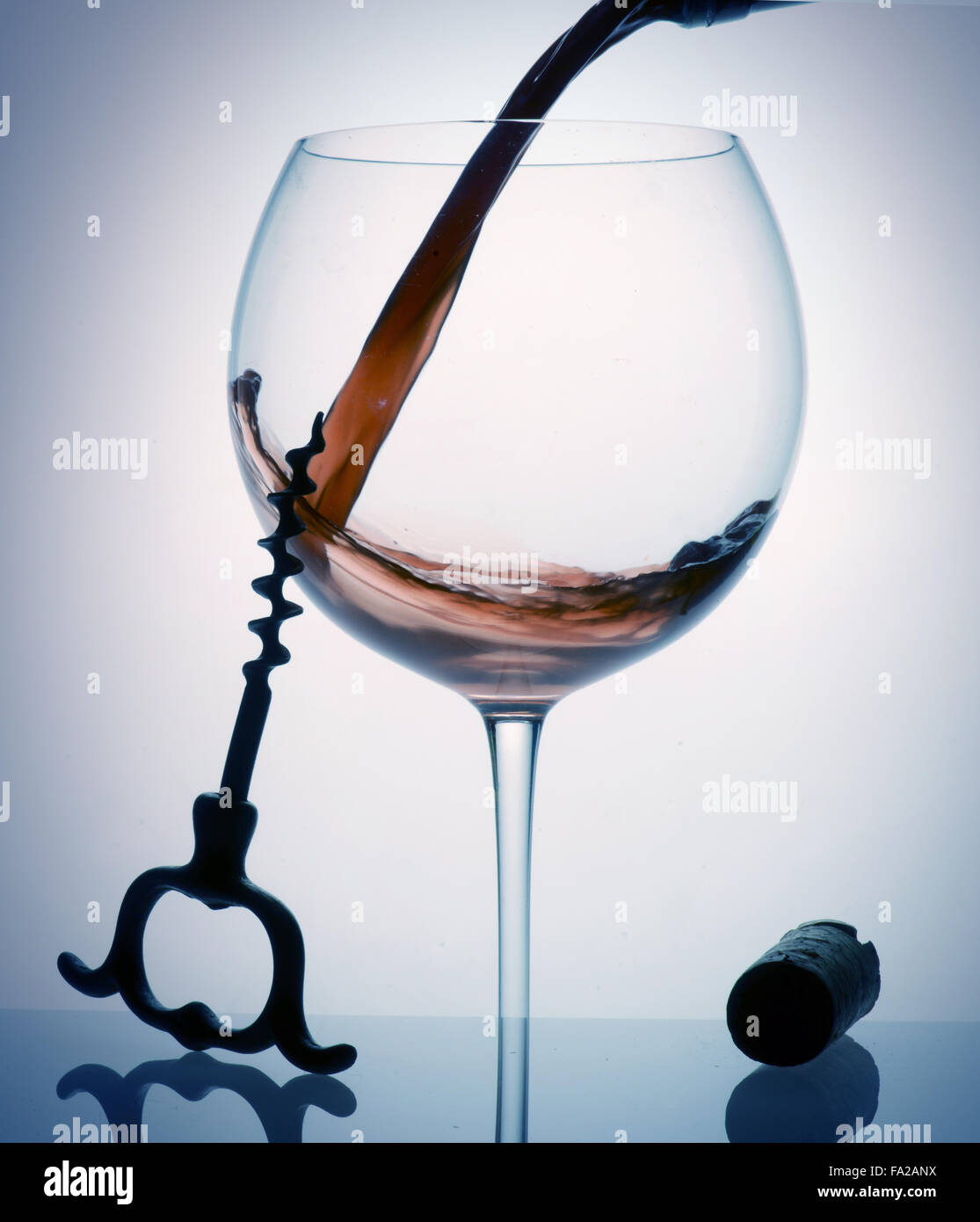 versare vino vetro Foto Stock