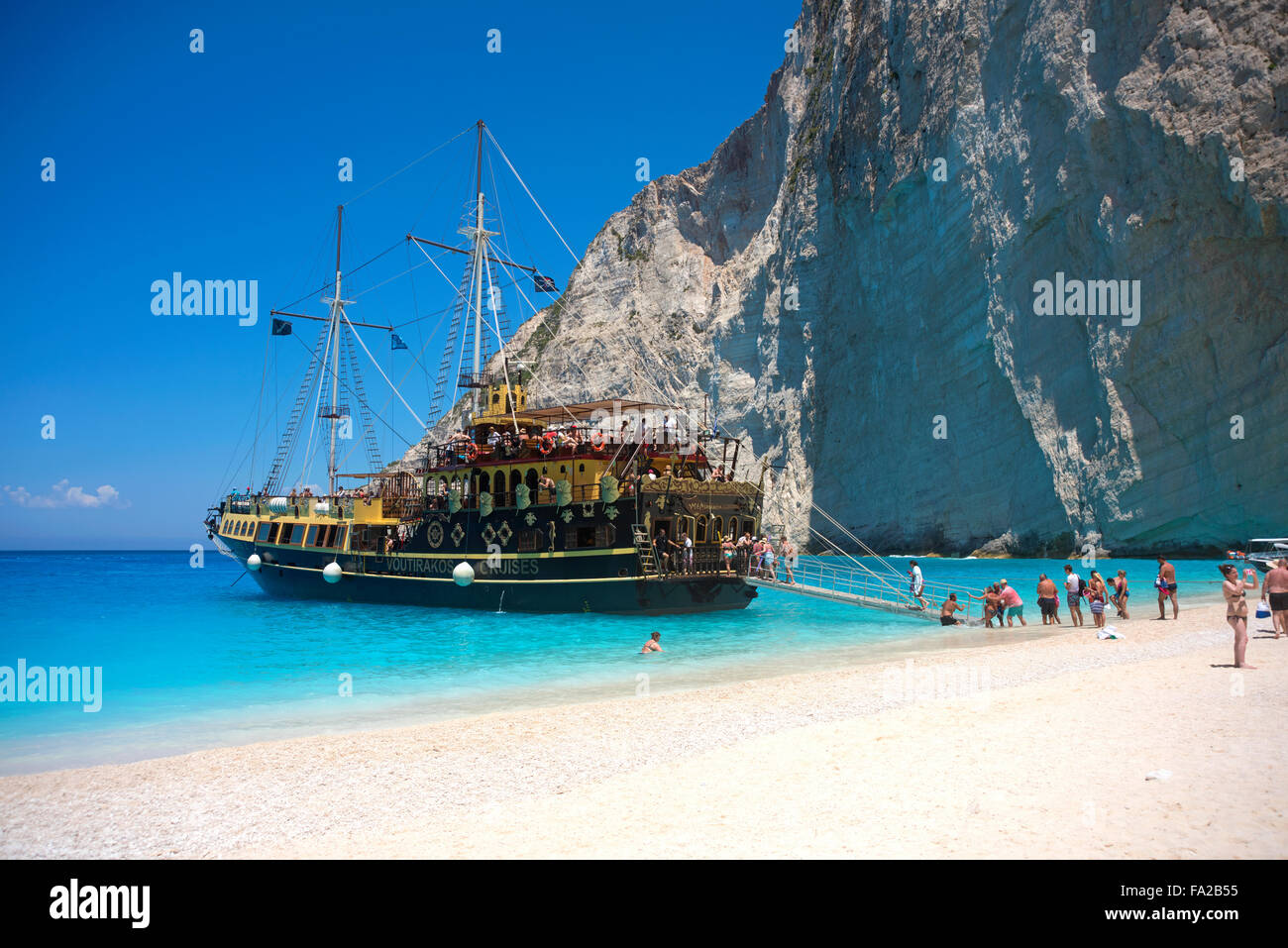 Turista nave pirata a Navagio beach sull'isola di Zante in Grecia Foto Stock