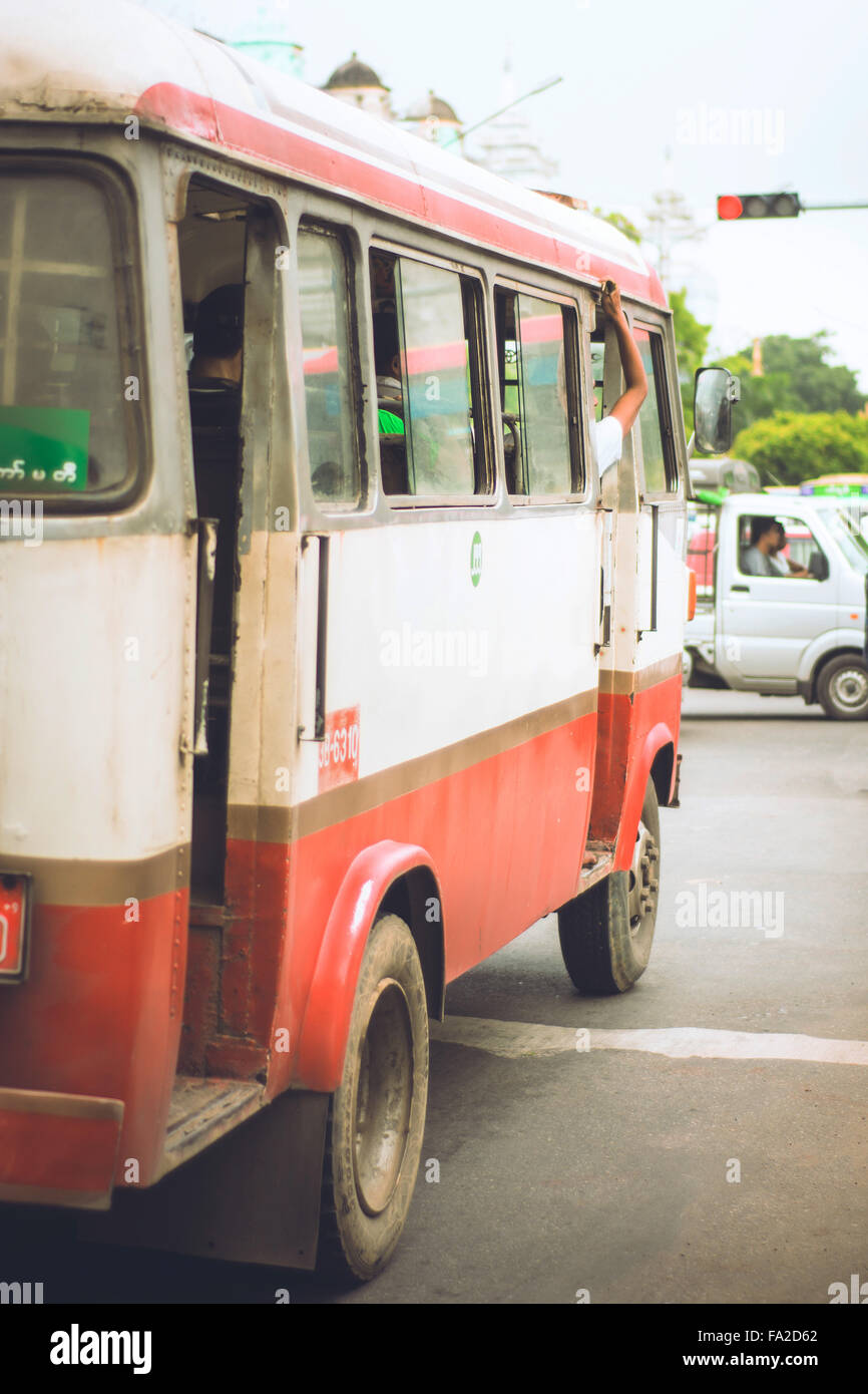 Gli autobus vintage di Yangon, MYANMAR Birmania Foto Stock