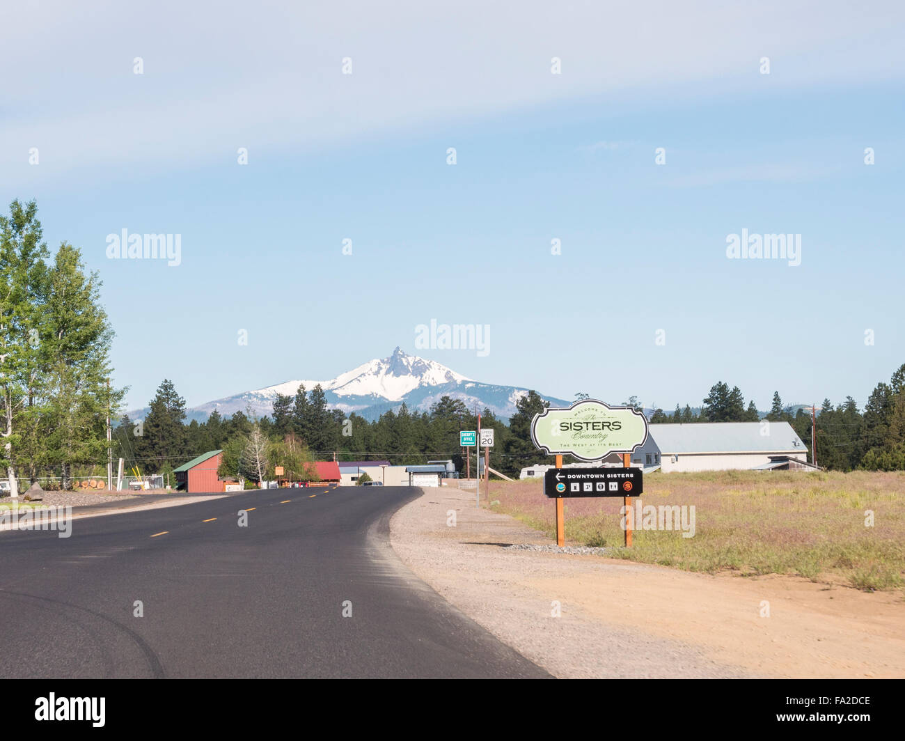 Sorelle, Oregon, in segno di benvenuto e Mt. Washington Foto Stock