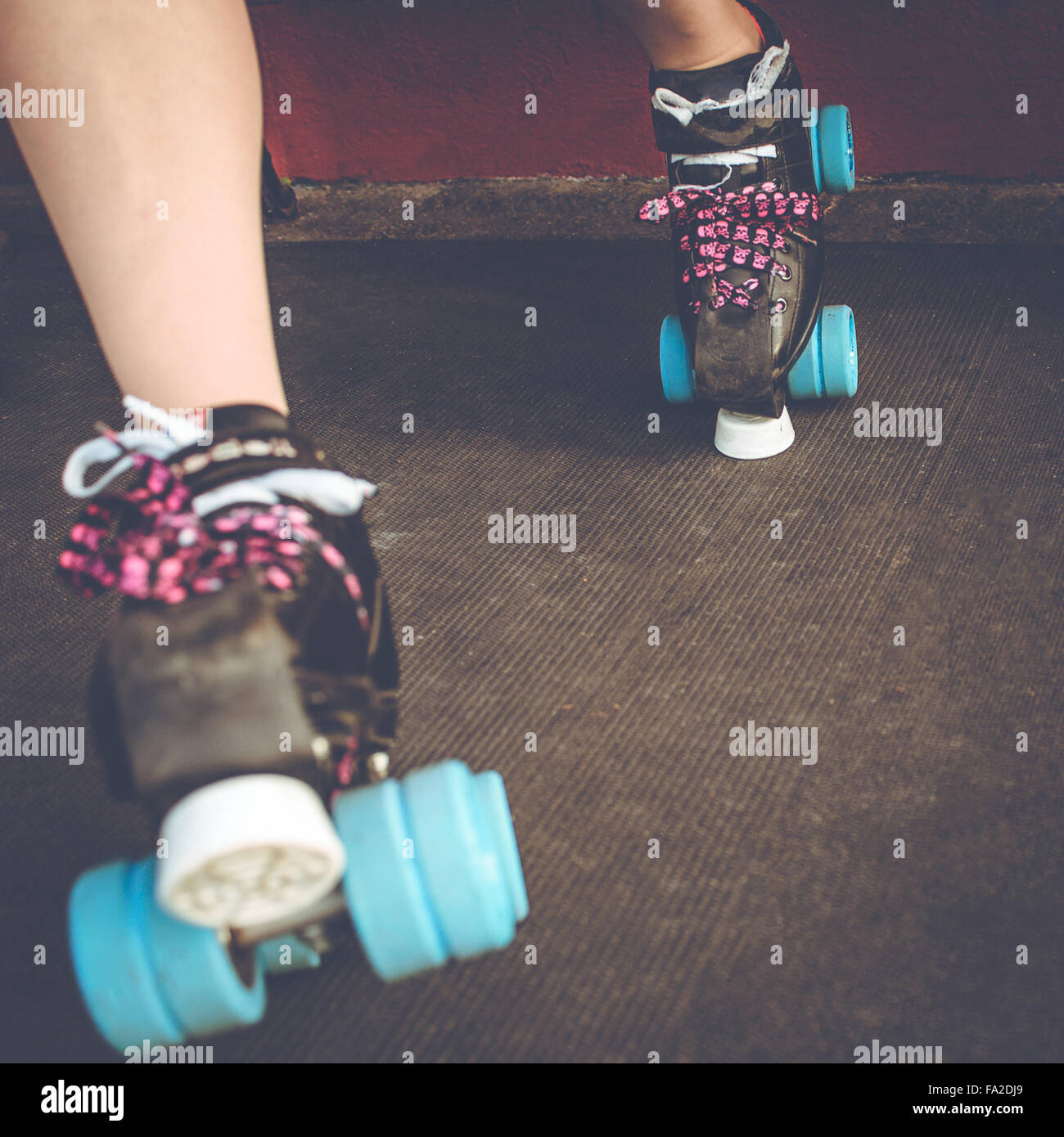 Roller Derby, pattinaggio donna al di fuori della pista di pattinaggio sul rullo con pattini a rotelle. Foto Stock