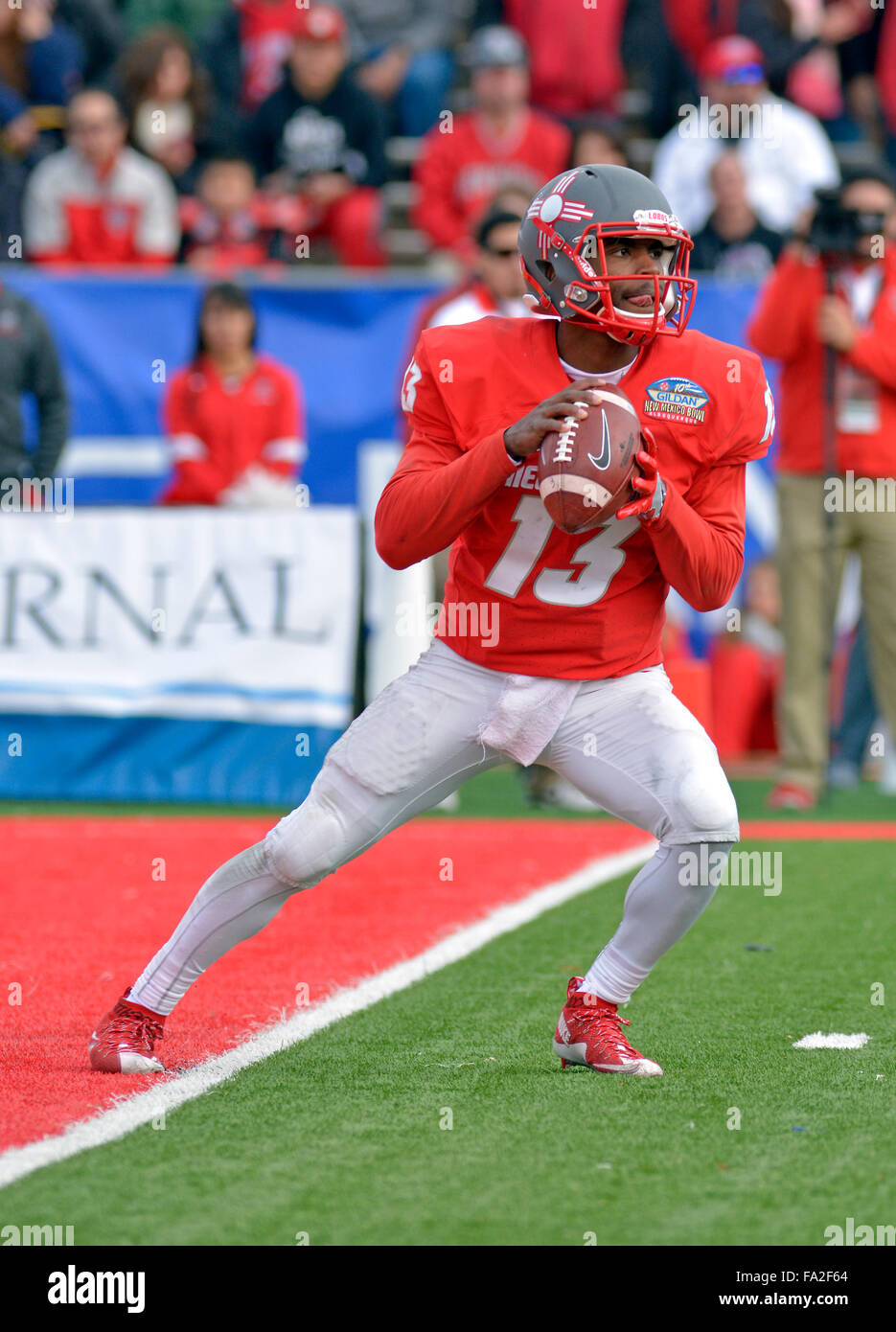 Albuquerque, Nuovo Messico. Xix Dec, 2015. Nuovo Messico Lobos quarterback Lamar Giordania (13) Imposta fino a passare durante il NCAA Football gioco il decimo Gildan annuale Nuovo Messico ciotola tra New Mexico Lobos e Arizona Wildcats sul campo filiale presso la University Stadium di Albuquerque, Nuovo Messico. Arizona sconfitto New Mexico 45-37. Immagine di credito © Lou Novick/Cal Sport Media/Alamy Live News Foto Stock