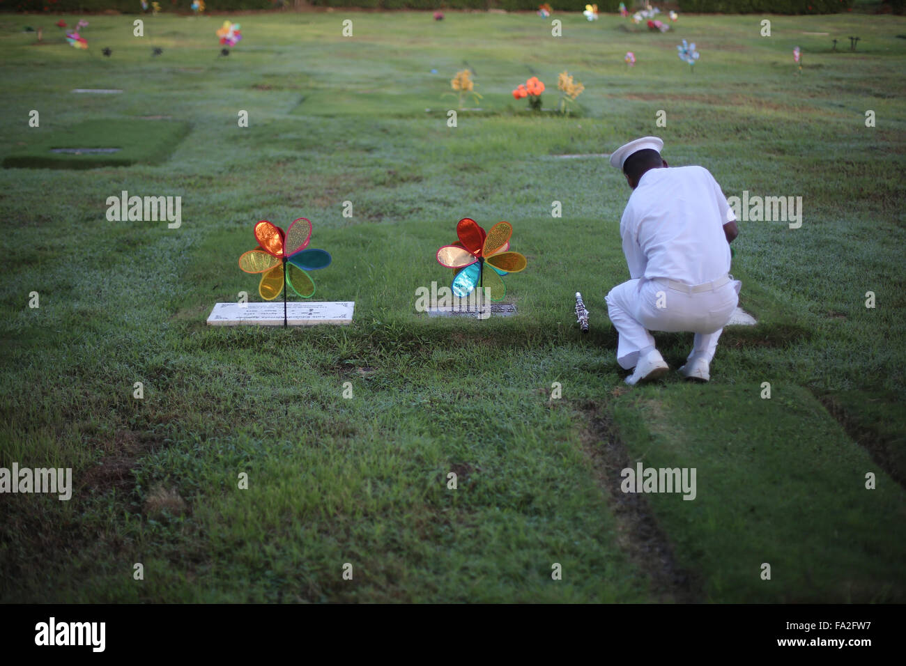 Panama City, Panama. Xx Dec, 2015. Un relativo delle vittime dell'invasione militare degli Stati Uniti a Panama nel dicembre 1989, visite vittime' cimitero nella città di Panama, capitale di Panama, il 20 dicembre 2015. Il 20 dicembre 1989, U.S. Invasero Panama per rovesciare ex generale panamense Manuel Antonio Noriega. © Mauricio Valenzuela/Xinhua/Alamy Live News Foto Stock