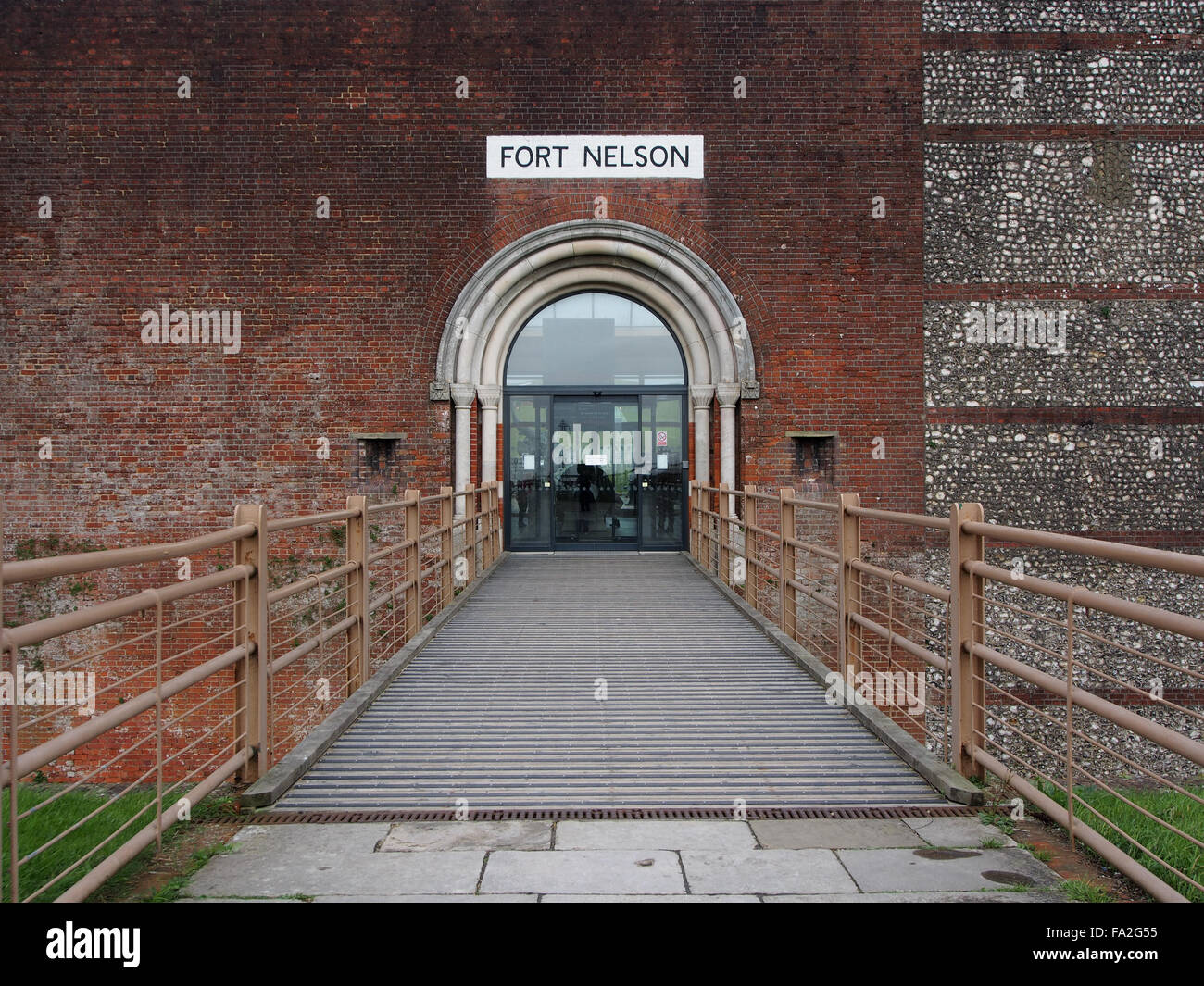 L'ingresso principale e passerella a thr Royal Armouries Museum a Fort Nelson, Portsmouth, Inghilterra Foto Stock
