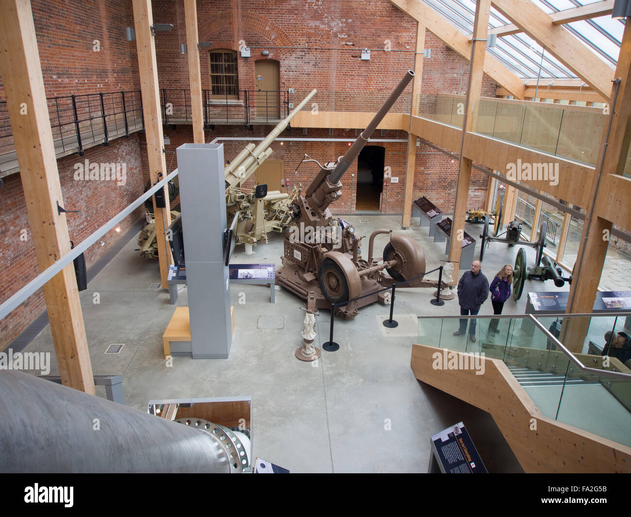 Una sala all'interno del Royal Armouries Museum a Fort Nelson, Portsmouth, Inghilterra Foto Stock