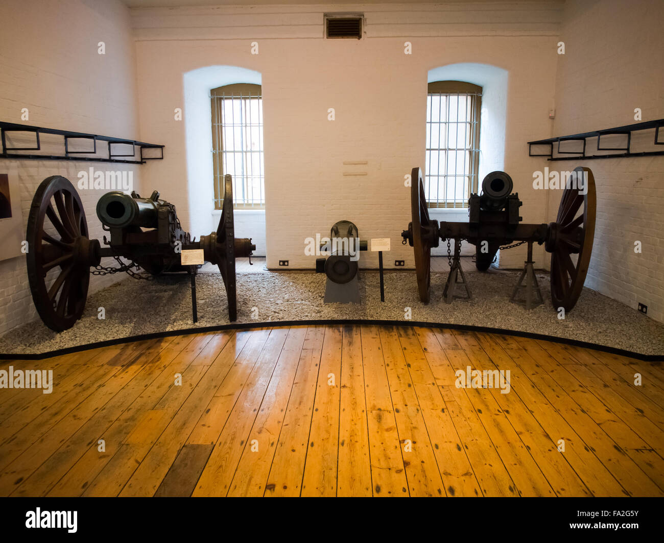 Una sala contenente vari pezzi di artiglieria presso il Royal Armouries Museum, Fort Nelson, Portsmouth, Inghilterra Foto Stock