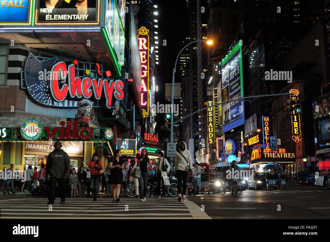 42Nd Street presso l'Ottava Avenue, NYC, notte. Foto Stock