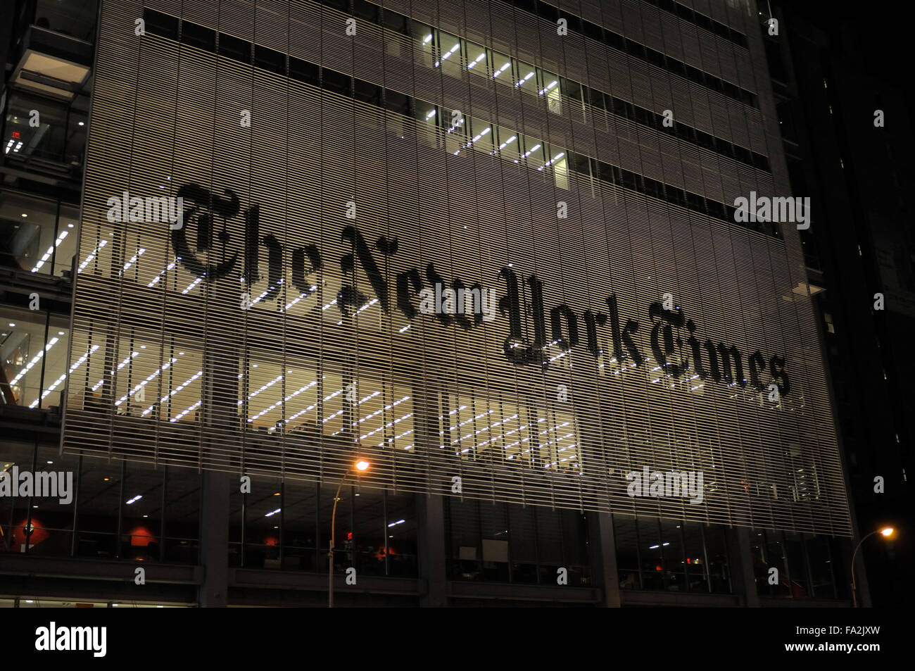 Il New York Times building di notte. Foto Stock