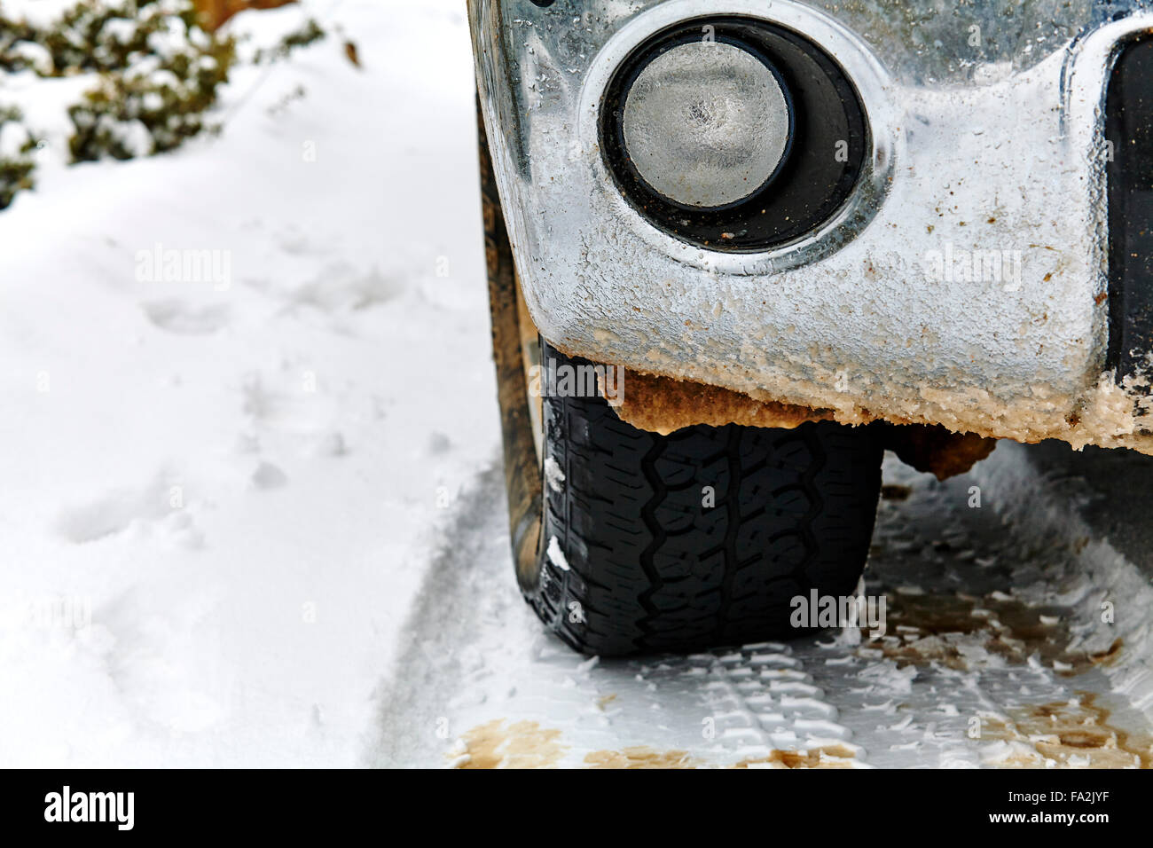 Carrello il parafango e il pneumatico sul manto di neve road Foto Stock