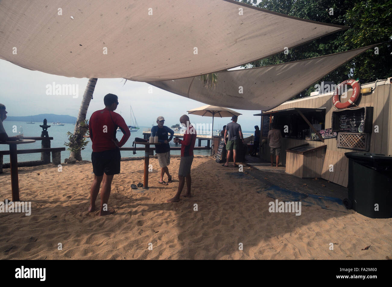 Persone con un drink presso il nuovo Dunk Island Cafe, Family Islands National Park, vicino a Mission Beach, Queensland, Australia. N. M Foto Stock