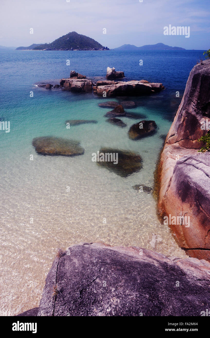 Vista dalla Coombe isola di fronte a Wheeler Island, Family Islands National Park, della Grande Barriera Corallina, Queensland, Australia Foto Stock