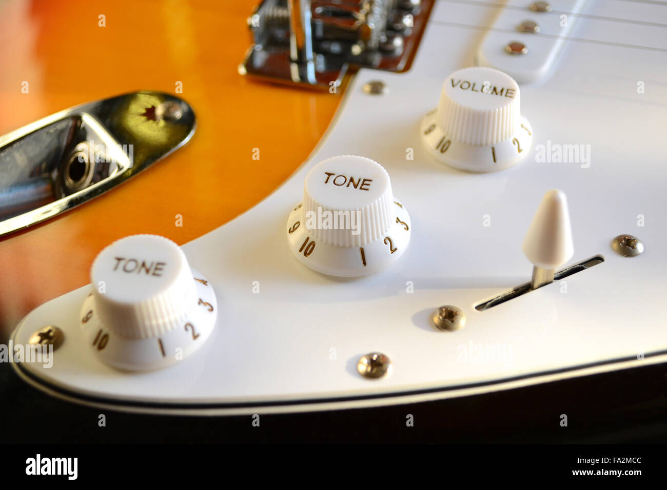 Tono e volume manopole su una chitarra elettrica Foto stock - Alamy