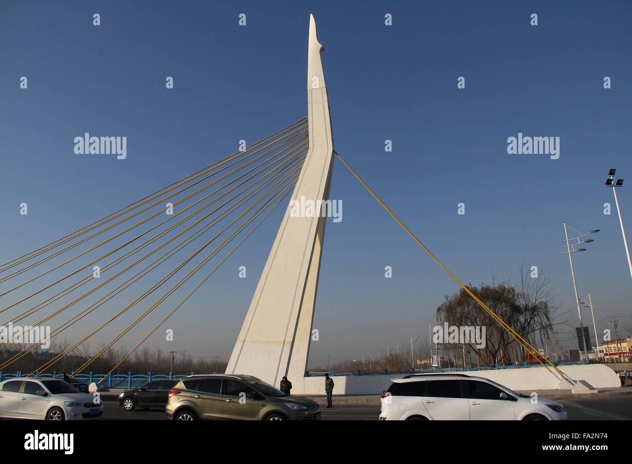 Binzhou, Shandong, CHN. Xviii Dicembre, 2015. Binzhou, Cina - 18 dicembre 2015: (solo uso editoriale. Cina OUT) una copiona del ponte Erasmus. © SIPA Asia/ZUMA filo/Alamy Live News Foto Stock