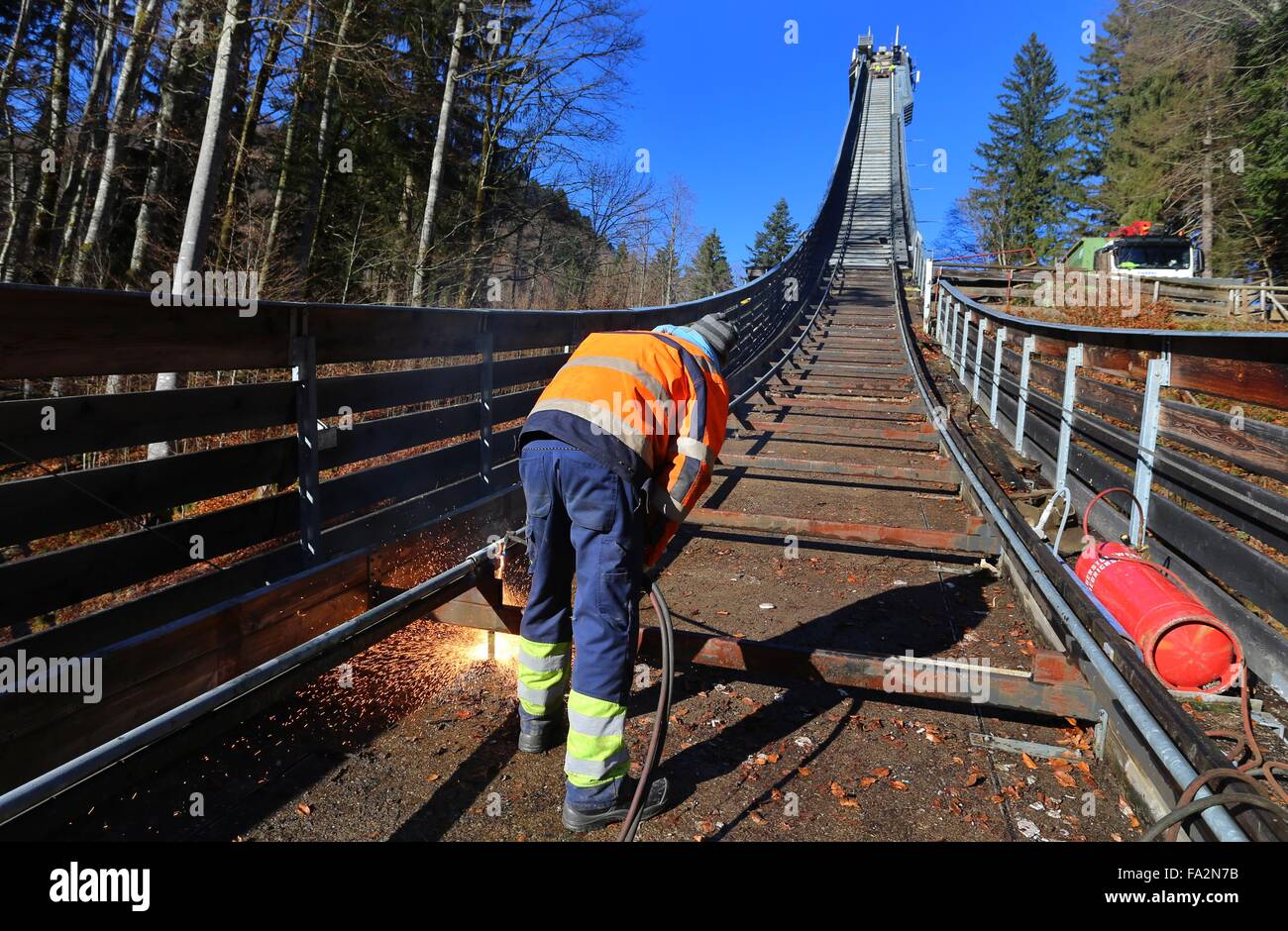 Oberstdorf, Germania. Decimo Dec, 2015. Un lavoratore disassembla componenti di Heini Klopfer Ski battenti collina vicino a Oberstdorf, Germania, 10 dicembre 2015. La Germania solo sci flying hill non possono più essere utilizzati per concorsi e sarà revisionata al costo di 11,6 milioni di euro. Foto: KARL-JOSEF HILDENBRAND/dpa/Alamy Live News Foto Stock