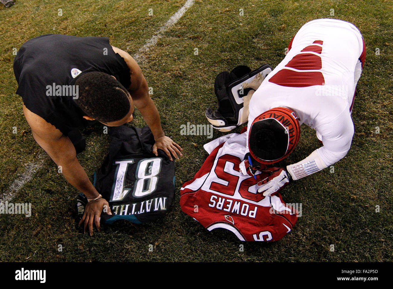 Philadelphia, Pennsylvania, USA. Xx Dec, 2015. Philadelphia Eagles wide receiver Jordan Matthews (81) e Arizona Cardinals cornerback Jerraud poteri (25) segni e swaps maglioni a seguito del gioco di NFL tra l'Arizona Cardinals e Philadelphia Eagles al Lincoln Financial Field di Philadelphia, Pennsylvania. L'Arizona Cardinals ha vinto 40-17. L'Arizona Cardinals clinch NFC divisione Ovest. Christopher Szagola/CSM/Alamy Live News Foto Stock