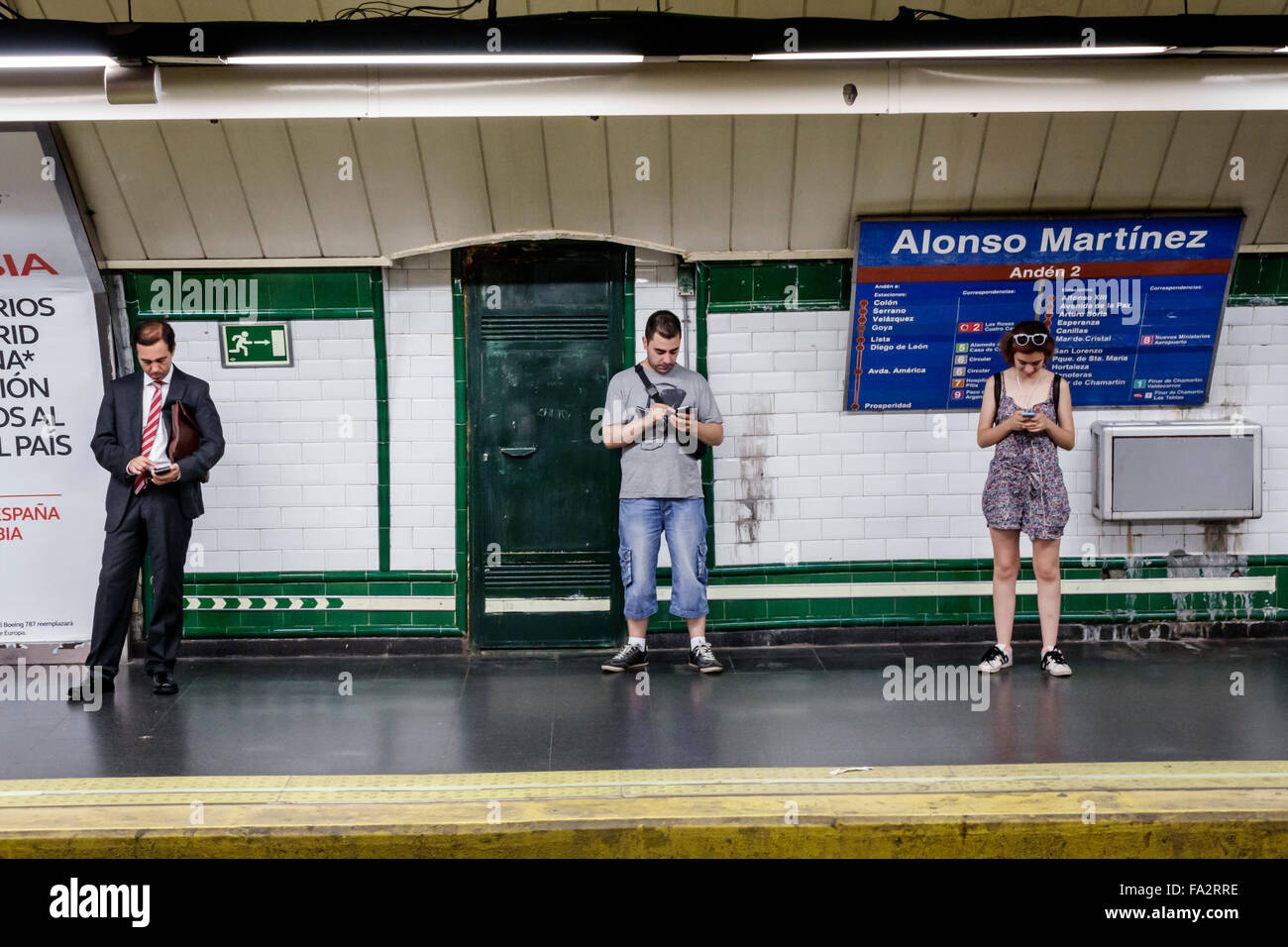Madrid Spagna,Hispanic Chamberi,stazione della metropolitana Alonzo Martinez,metropolitana,treno,uomo uomini maschio,donna donne donne,in attesa,smartphone telefoni cellulari SMS Foto Stock