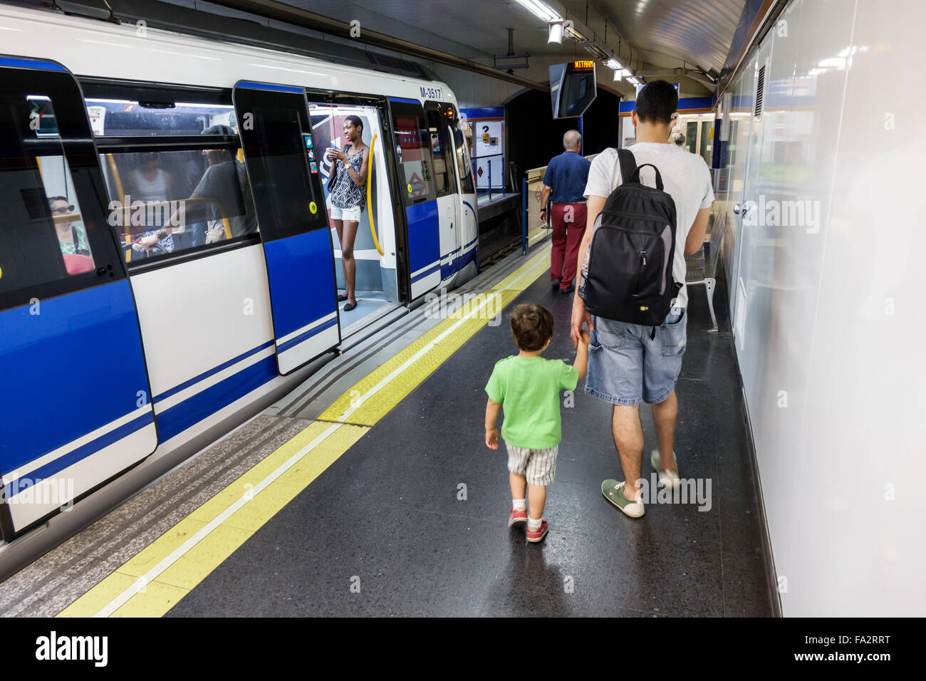 Madrid Spagna,Ispanica Moncloa-Aravaca,Arguelles stazione della metropolitana,metropolitana,treno,piattaforma,uomo uomini maschio,padre,ragazzo,figlio,mano,mani,famiglia par Foto Stock