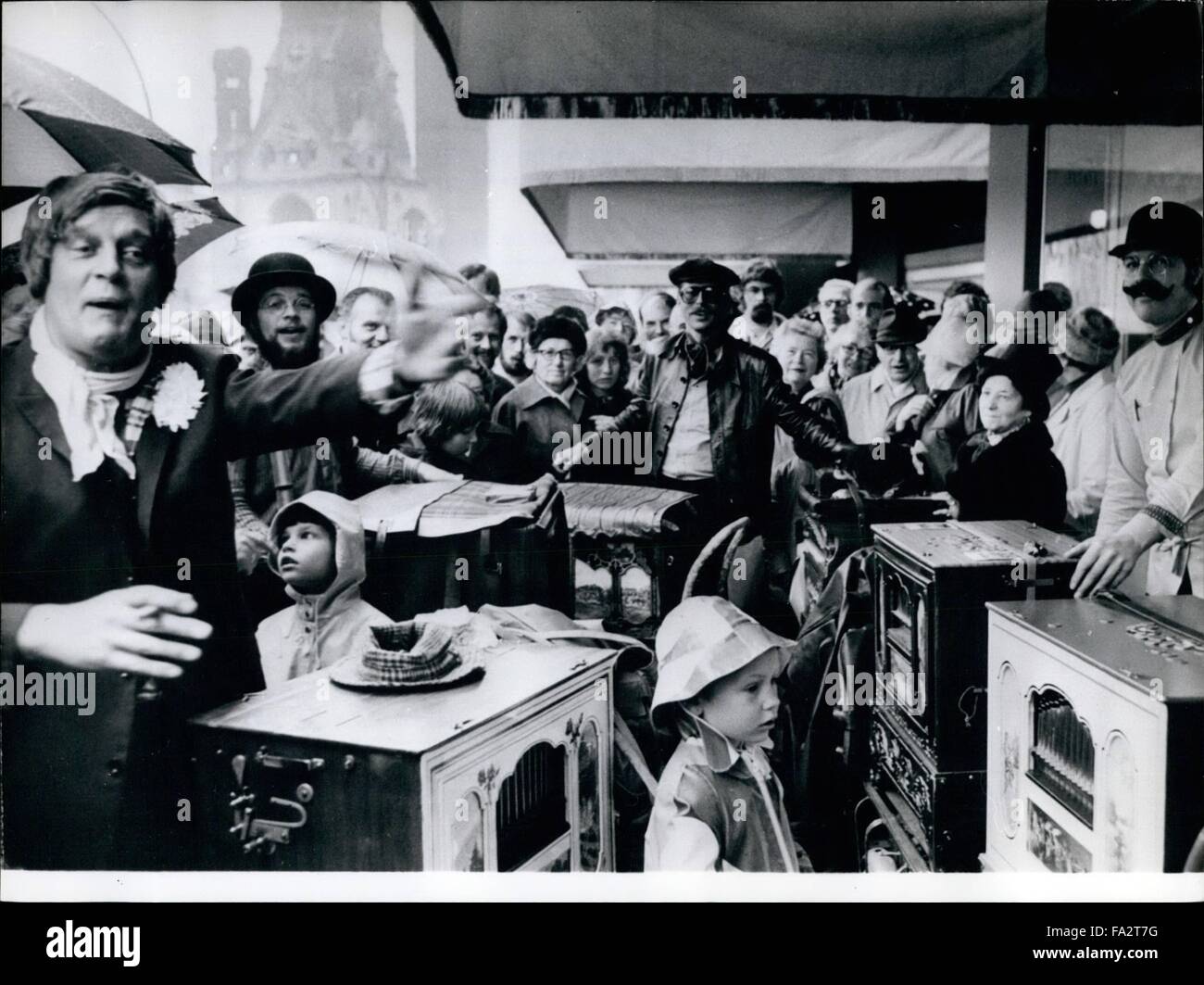 1968 - Cento anni di esistenza del Muro di Berlino barel-organo: Per il primo ''Giochi Olimpici per canna-organi 30 organo-mole sono venuti al fiume Spree con i loro strumenti all'inizio di maggio, il motivo per cui si tratta di celebrazione del ''100 anni di esistenza della canna di Berlino-organo''. Il pubblico ha partecipato e con impazienza il loro parere esperto è stato ''che è davvero una musica oscillante.'' a Berlino, la casa della canna-organi, dopo tutti i dieci professional organetto-grinders stanno giocando a tempo pieno, tra loro tre donne. Una volta, in buoni vecchi giorni, c'erano quasi 400. (Immagine di credito Foto Stock