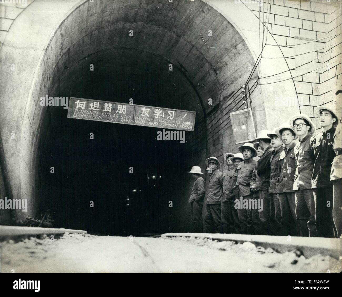 1955 - i cinesi costruirono Tan-Zam Railway: Terra bloccato Zambia particolarmente poiché la frontiera il confronto con la Rhodesia Ian Smith quest anno è determinata a trovare modi di esportare il suo rame senza ricorso alla minoranza governata Stati dell Africa australe. Una soluzione chiave sarà &169 milioni 1.859 chilometro Tan Zam, ferroviarie attualmente costruiti dai cinesi provenienti dallo Zambia il nastro di rame per la Tanzania il porto di Dar es Salaa. Questo progetto è stato progettato per essere un fiore per dimostrare ai paesi del Terzo Mondo che aiuti cinesi sono in grado di competere con quello dell occidente nei propri termini. La foto mostra: Ch Foto Stock