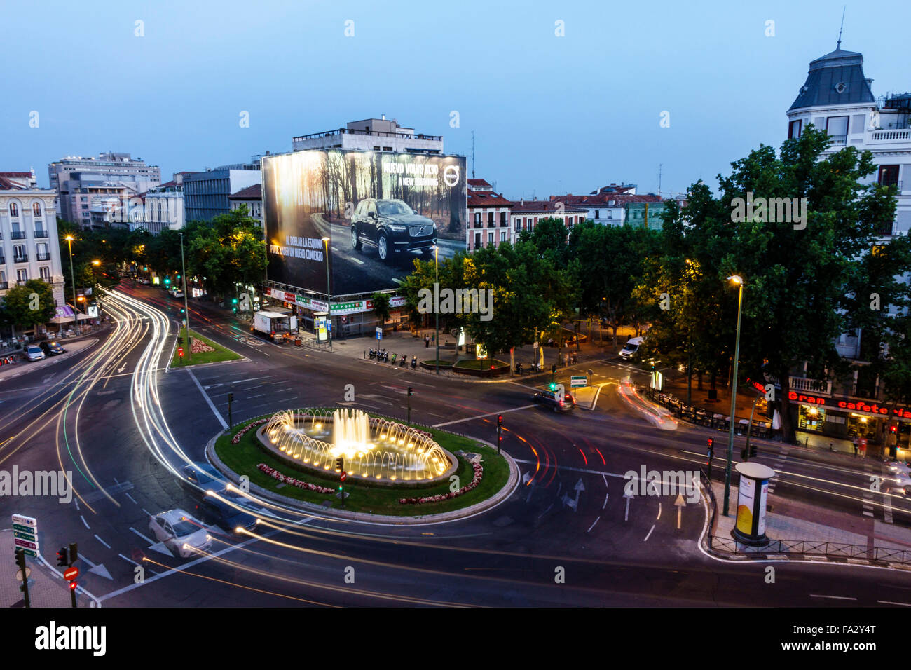 Madrid Spagna,Europa,spagnolo,ispanico Latino etnia immigrati minoritari minoranza,Centro,Chamberi,Plaza Alonzo Martinez,crepuscolo,vita notturna anche Foto Stock