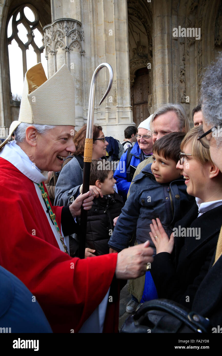 Poissy collegiata. Fine della messa con Mons Eric Aumonier, vescovo di Versailles. Foto Stock