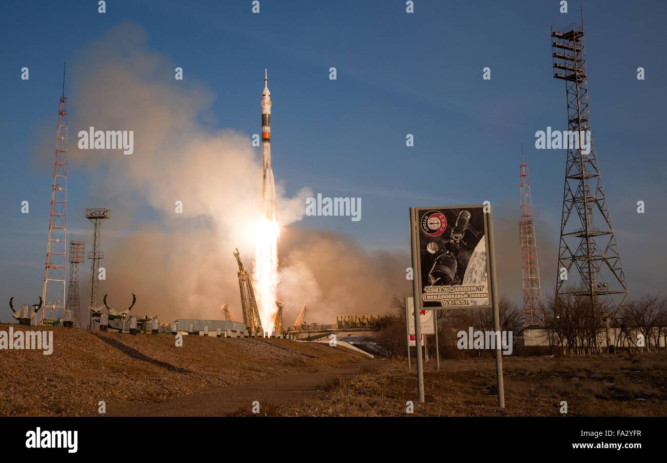 Il Soyuz TMA-19M lanci spaziali che trasportano Expedition 46 membri di equipaggio 15 dicembre 2015 di Baikonur in Kazakhstan. L'equipaggio includono Soyuz Commander Yuri Malenchenko, astronauta americano Tim Kopra e Gran Bretagna Tim Peake di ESA per un soggiorno di sei mesi a bordo della Stazione Spaziale Internazionale. Foto Stock