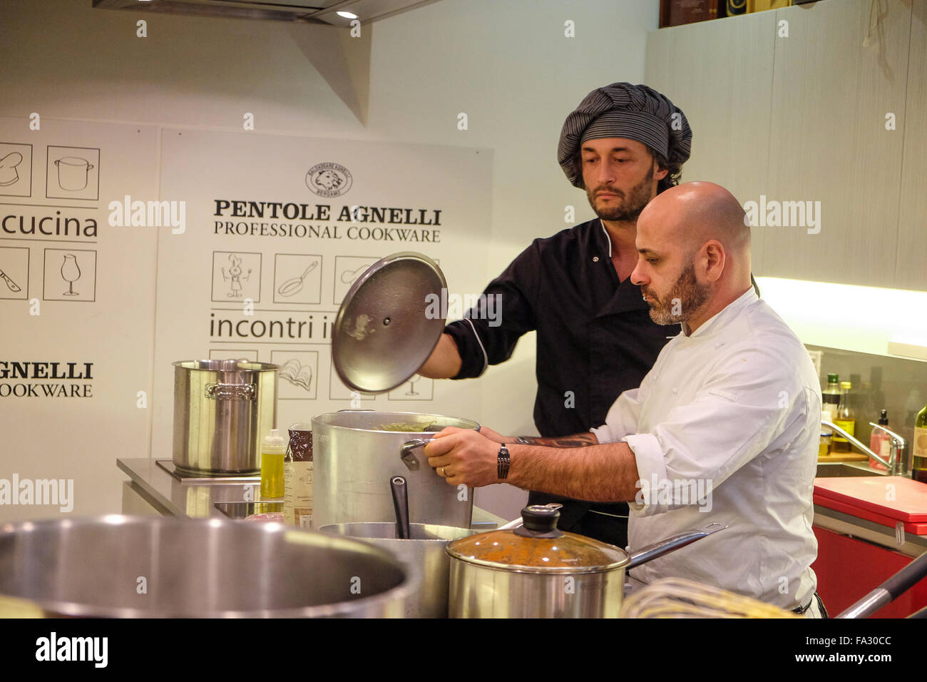 Con spettacolo di cucina a pentole Agnelli a Roma con Michele Cannistraro  (il cannibale di Masterchef) e Marco Gianfreda Foto stock - Alamy