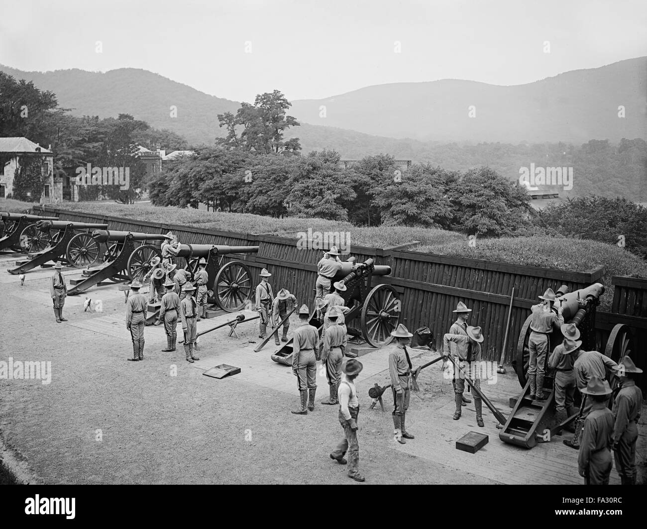 Cadetti durante l assedio trapano batteria, West Point, New York, USA, 1905 Foto Stock