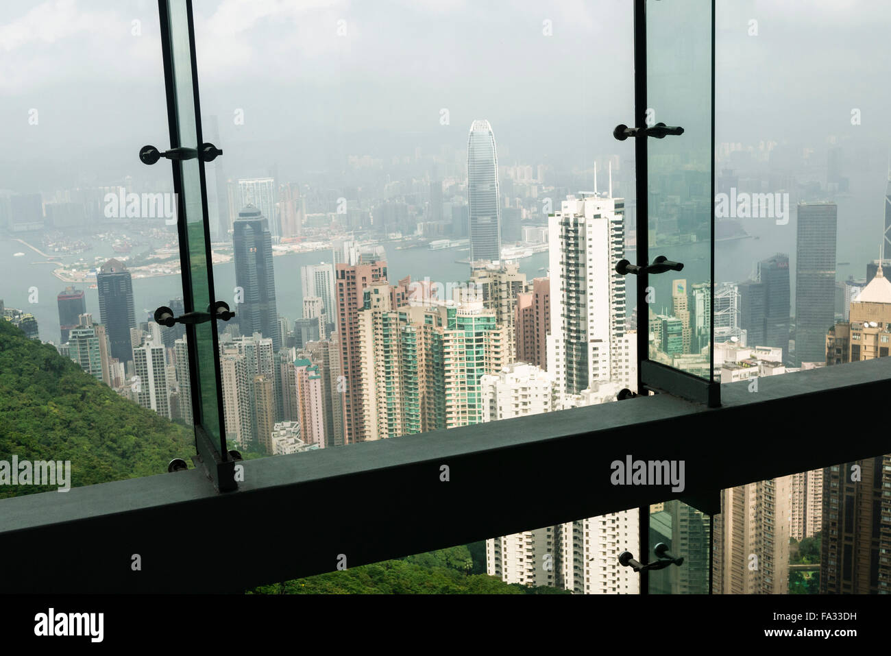 Guardando oltre la città asiatica di Hong Kong a partire dal Victoria Peak attraverso una finestra. Foto Stock