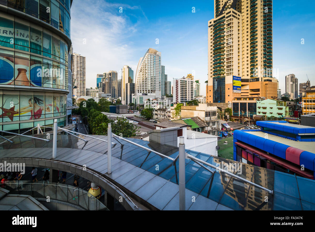 I moderni grattacieli del quartiere di Sukhumvit, a Bangkok, in Thailandia. Foto Stock