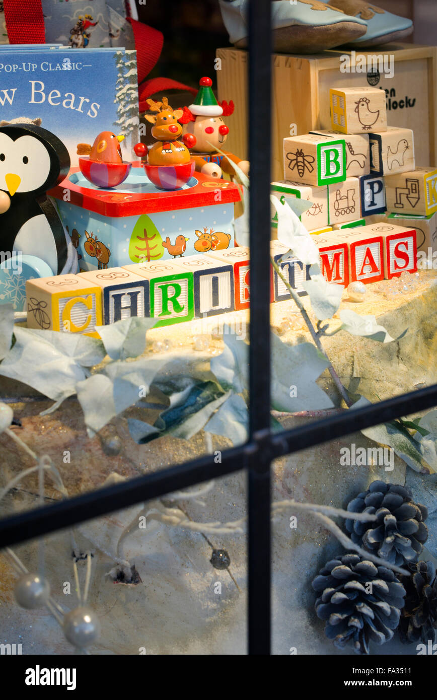 Christmas toy shop window display. Broadway, Cotswolds, Inghilterra Foto Stock