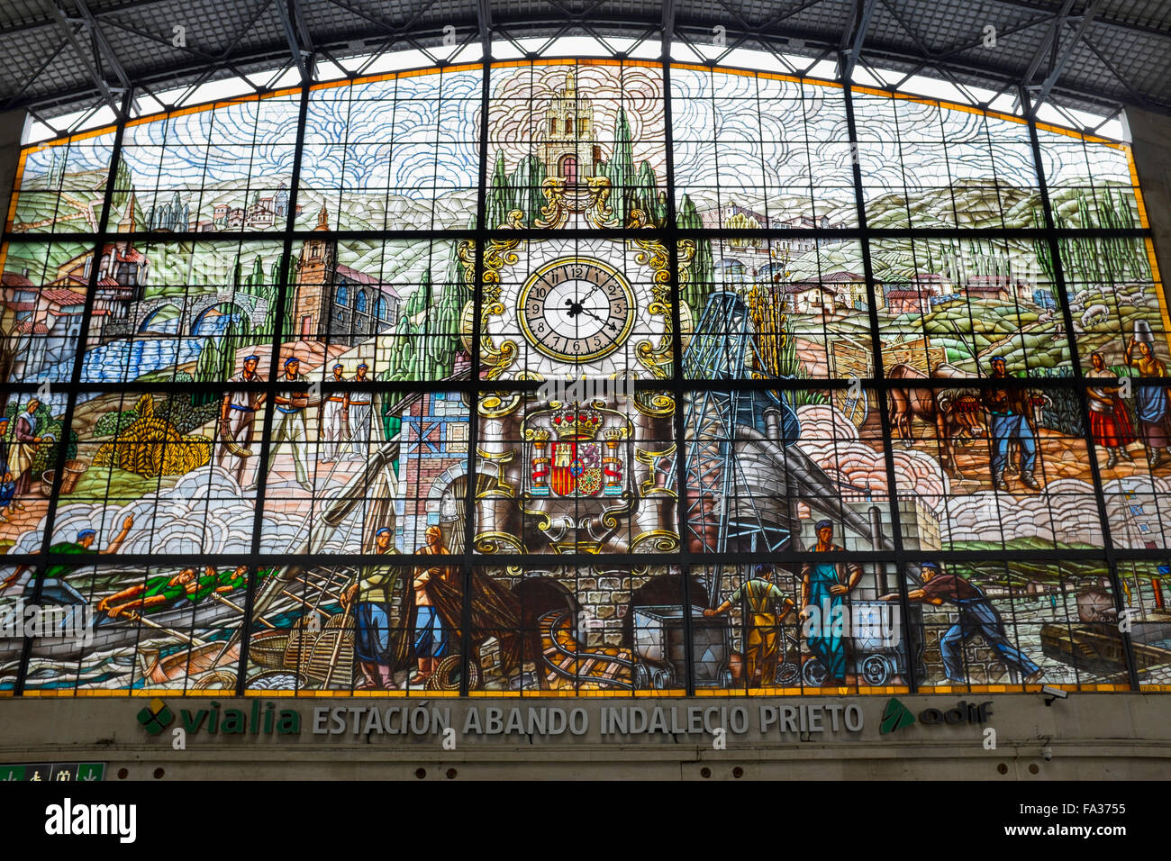Il vetro macchiato murale interno Abando Stazione ferroviaria a Bilbao Spagna Foto Stock
