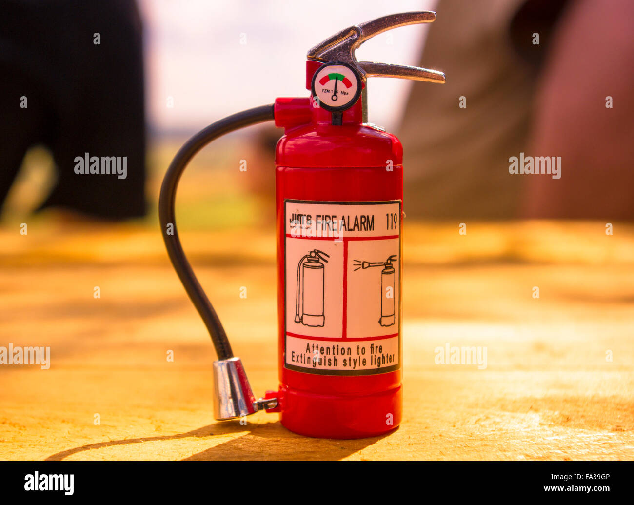 Rosso fuoco extinguisheron un tavolo di legno, Concept Foto Stock