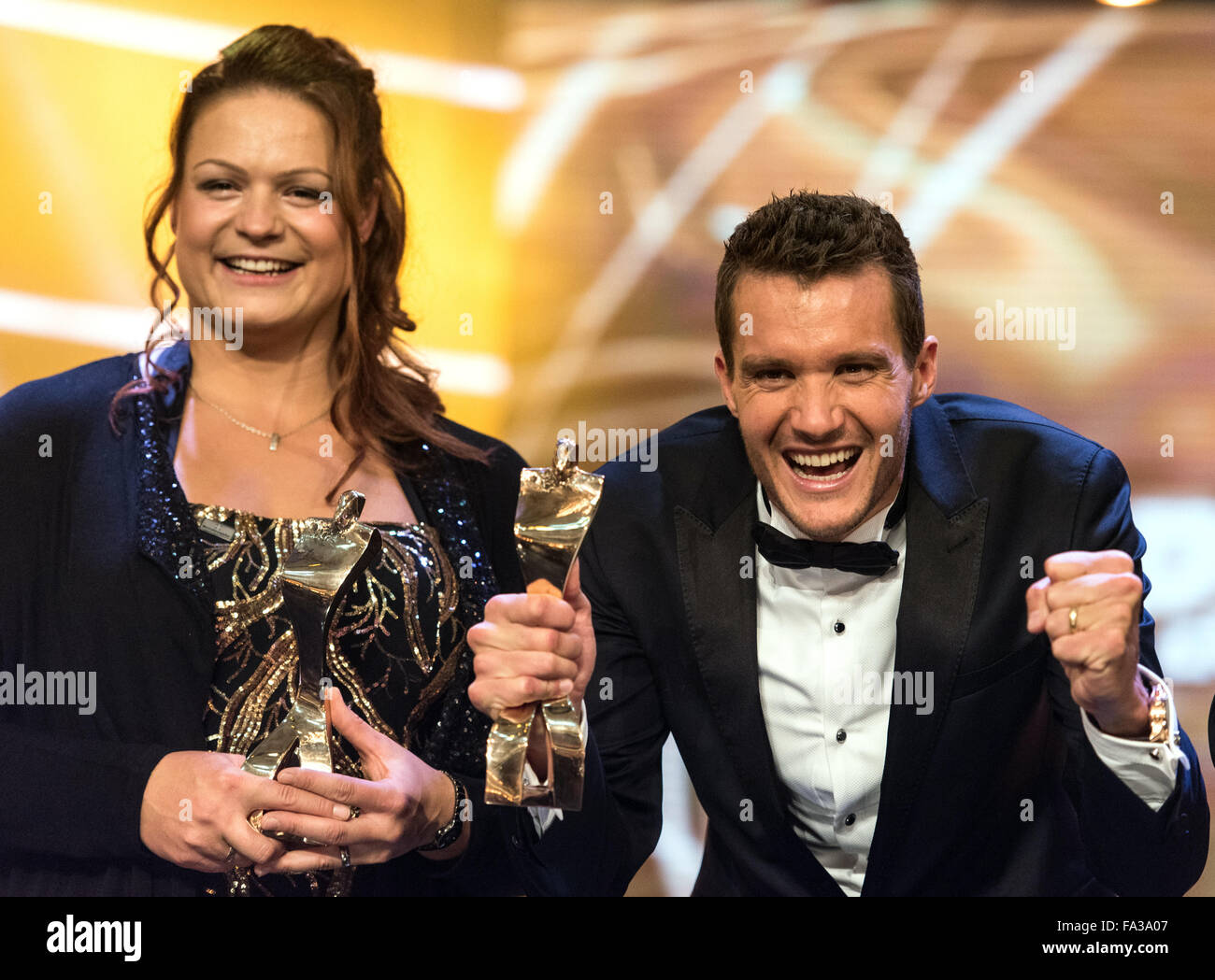 Baden-Baden, Germania. Xx Dec, 2015. Il tedesco sportive di l'anno, shot putter Christina Schwanitz e tedesco sportivo dell'anno, triathelete Jan Frodeno, celebrare sul palco della Sportler des Jahres (tedesco sportivo dell'anno) premi al Kurhaus di Baden Baden, Germania, 20 dicembre 2015. Foto: PATRICK SEEGER/DPA/Alamy Live News Foto Stock